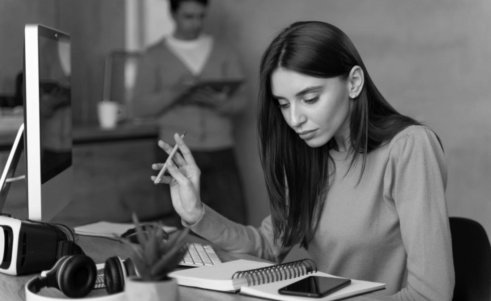 Teilnehmer arbeiten gemeinsam an praktischen Finanzplänen während eines Workshops