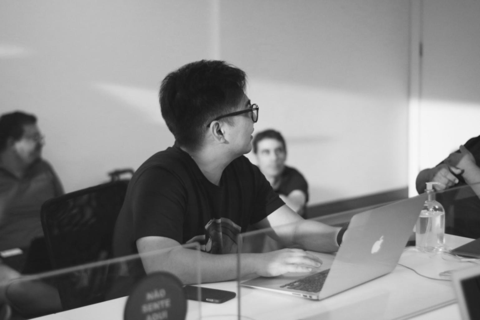 Arbeitsplatz mit Laptop und Notizbuch für strukturiertes Fernlernen